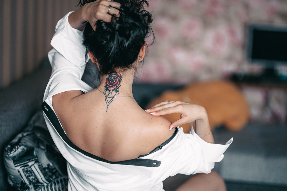 Filigrane Tattoos für den Nacken