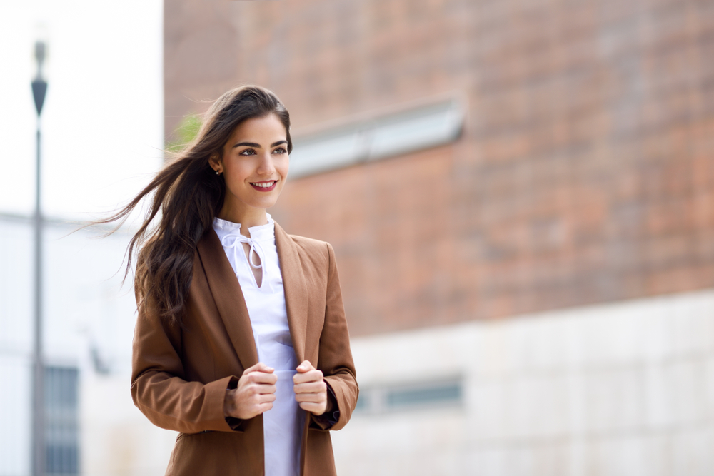 zierliche frau mit blazer